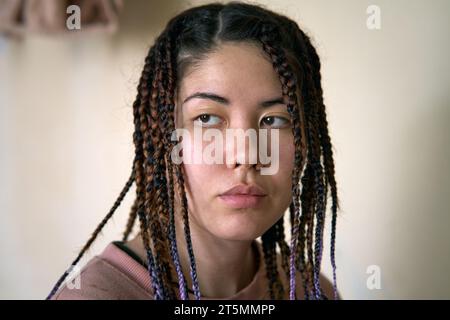 Schöne asiatische junge Frau mit lila und schwarzen Furcht vor ihr Stockfoto