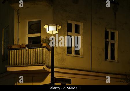 Berlin - Deutschland. Die alten Ostlaternen sollen aus dem Stadtbild verschwinden. *** 23 10 2023, Berlin, Deutschland. Oktober 2023. Die alten östlichen Laternen sollen aus dem Stadtbild verschwinden Credit: Imago/Alamy Live News Stockfoto