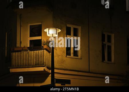 Berlin - Deutschland. Die alten Ostlaternen sollen aus dem Stadtbild verschwinden. *** 23 10 2023, Berlin, Deutschland. Oktober 2023. Die alten östlichen Laternen sollen aus dem Stadtbild verschwinden Credit: Imago/Alamy Live News Stockfoto