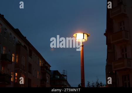 Berlin - Deutschland. Die alten Ostlaternen sollen aus dem Stadtbild verschwinden. *** 23 10 2023, Berlin, Deutschland. Oktober 2023. Die alten östlichen Laternen sollen aus dem Stadtbild verschwinden Credit: Imago/Alamy Live News Stockfoto