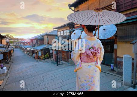 Junge Japanerin in traditionellem Kimono-Kleid in Nineizaka oder Ninenzaka, einer alten Fußgängerstraße in Kyoto, Japan Stockfoto