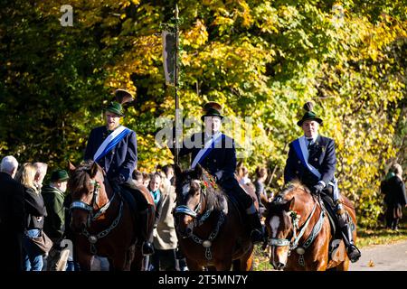 06. November 2023, Bayern, Bad Tölz: Die Fahrer führen die Leonhardi-Fahrt in Bad Tölz auf dem Weg zum Kalvarium. Foto: Lennart Preiss/dpa Stockfoto