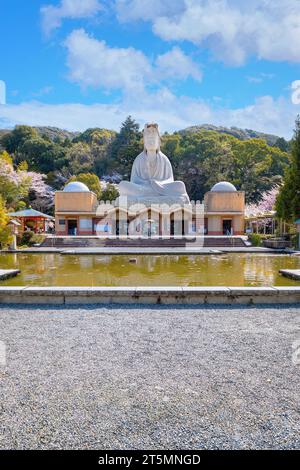 Kyoto, Japan - März 30 2023: Der Ryozen Kannon-Tempel ist ein Kriegsdenkmal, das den Gefallenen beiden Seiten des Pazifikkriegs gewidmet ist Stockfoto