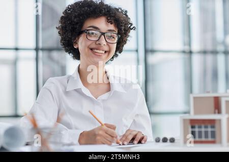 Die Architektin untersucht die Grundrisse des Hauses Stockfoto