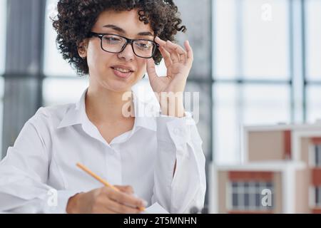 Die Architektin untersucht die Grundrisse des Hauses Stockfoto