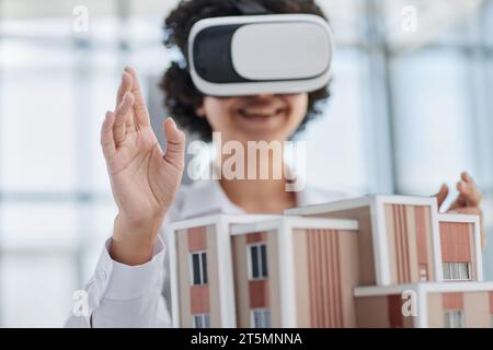 Die Architektin untersucht das Layout des Hauses mit einer 3D-Brille Stockfoto