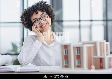 Die Architektin untersucht die Grundrisse des Hauses Stockfoto