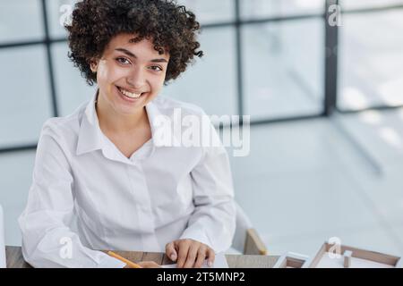 Die Architektin untersucht die Grundrisse des Hauses Stockfoto