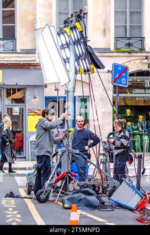 Filmcrew mit Lichtern in der Rue de Nesle, Paris 6, Frankreich. Stockfoto