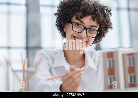 Die Architektin untersucht die Grundrisse des Hauses Stockfoto