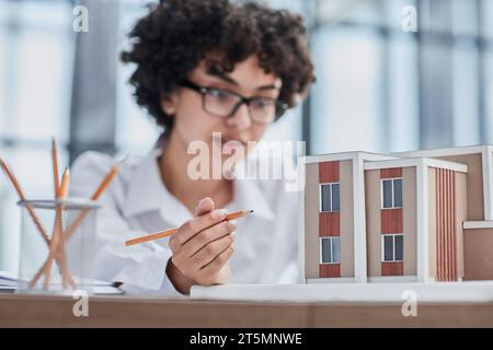 Die Architektin untersucht die Grundrisse des Hauses Stockfoto
