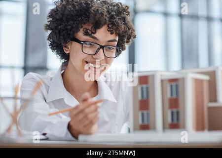 Die Architektin untersucht die Grundrisse des Hauses Stockfoto