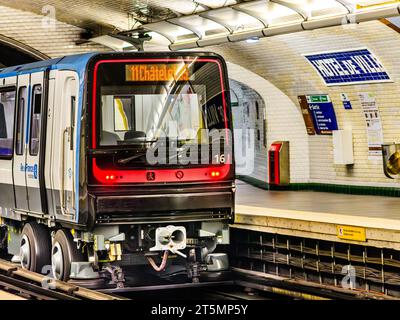 Der Metrozug verlässt den Bahnsteig der U-Bahnstation Hotel de Ville - Paris 4, Frankreich. Stockfoto