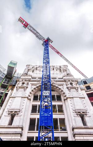 Großer Liebherr-Baukran vor dem Les Anciens Magasins Dufayel-Gebäude an der Rue de Clignancourt, Paris 18, Frankreich. Stockfoto