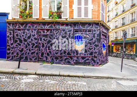 Street Art Wandgemälde von Kay One (therealkayone) auf leerem Geschäft in Butte-Montmartre, Paris 18, Frankreich. Stockfoto