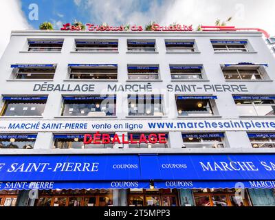 Das berühmte Geschäft für Stoffe und Nähzubehör von Marché Saint-Pierre in Montmartre, Paris 18, Frankreich. Stockfoto