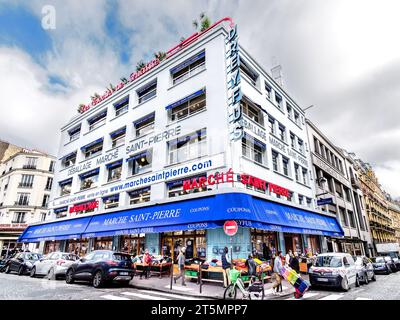 Das berühmte Geschäft für Stoffe und Nähzubehör von Marché Saint-Pierre in Montmartre, Paris 18, Frankreich. Stockfoto