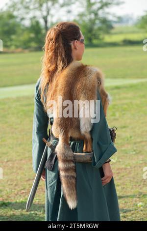 Italien, Lombardei, historische Wikingerreenactment, Dame im Kostüm mit Fuchsfell auf den Schultern Stockfoto