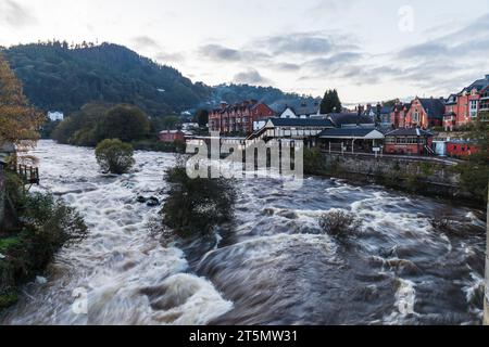 Sehr hoher Wasserstand am Fluss Dee, der durch die schöne walisische Stadt Llangollen geht, aufgenommen am 22. Oktober 2023. Stockfoto