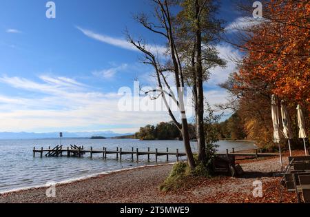 Possenhofen, Bayern, Deutschland 06. November 2023: Ein Herbsttag bei Possenhofen Landkreis Starnberg. Hier der Blick vom Steg 1 auf den Starnberger See, herbstlich, Farbenspiel, Färbung, Blätter, Laub im Hintergrund die Alpenkette Credit: Imago/Alamy Live News Stockfoto