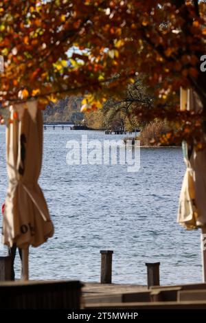 Possenhofen, Bayern, Deutschland 06. November 2023: Ein Herbsttag bei Possenhofen Landkreis Starnberg. Hier der Blick vom Steg 1 auf den Starnberger See, herbstlich, Farbenspiel, Färbung, Blätter, Laub Credit: Imago/Alamy Live News Stockfoto