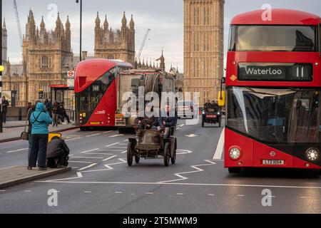 Westminster Bridge, London, Großbritannien. November 2023. 1901 überquert Darracq in der RM Sotheby’s London nach Brighton Veteran Car Run die Westminster Bridge Stockfoto