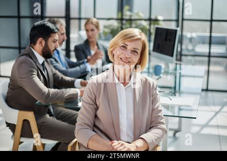 Berufs-Unternehmerinnen Büroangestellte, die im Team arbeiten Stockfoto