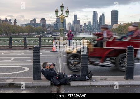 Westminster Bridge, London, Großbritannien. November 2023. RM Sotheby’s London nach Brighton Veteran Car Run überquert die Westminster Bridge Stockfoto