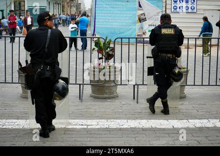 Polizisten auf Patrouille im Stadtzentrum von Lima. Lima, Peru, 3. Oktober 2023. Stockfoto