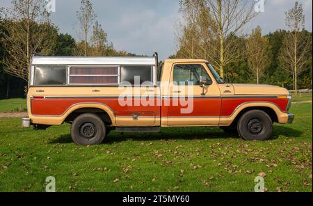 Amstelveen, Niederlande, 10.10.2021, Seitenansicht des klassischen Ford F150 4X2 Pick Up Custom ab Jahr 1978 Stockfoto