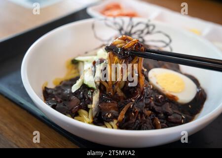 Köstliches Jajangmyeon, Jjajangmyeon, gebratene Sauce Nudel, koreanisches chinesisches Nudelgericht mit dicker Sauce aus schwarzer Bohnenpaste in südkorea. Stockfoto