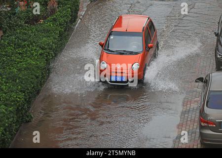 Luannan County, China - 23. Juli 2019: Das Auto fuhr im Wasser, Luannan County, Provinz Hebei, China Stockfoto