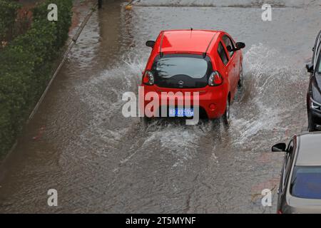 Luannan County, China - 23. Juli 2019: Das Auto fuhr im Wasser, Luannan County, Provinz Hebei, China Stockfoto