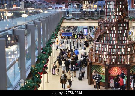 In Zusammenarbeit mit Hatchards, dem ältesten Buchladen Großbritanniens, hat die Station St. Pancras ihren 12 Meter hohen Weihnachtsbaum mit einem gewundenen Bücherregal für 2023 Jahre im Norden Londons geschaffen Stockfoto