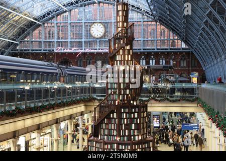 In Zusammenarbeit mit Hatchards, dem ältesten Buchladen Großbritanniens, hat die Station St. Pancras ihren 12 Meter hohen Weihnachtsbaum mit einem gewundenen Bücherregal für 2023 Jahre im Norden Londons geschaffen Stockfoto