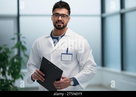 Erfahrener Arzt mit einem Ordner in den Händen Stockfoto