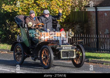 November 2023. Teilnehmer am London to Brighton Veteran Car Run 2023 durch West Sussex, England, Großbritannien. Die Route des beliebten jährlichen Events ist etwa 60 km lang. Im Bild: Ein 1904 de Dion Bouton auf der Straße. Stockfoto