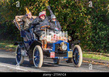 November 2023. Teilnehmer am London to Brighton Veteran Car Run 2023 durch West Sussex, England, Großbritannien. Die Route des beliebten jährlichen Events ist etwa 60 km lang. Ein 1905 Cadillac auf der Straße. Stockfoto