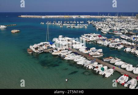 OTRANTO, ITALIEN - 3. OKTOBER 2023: Boote im Hafen entlang der Adriaküste in Apulien Stockfoto