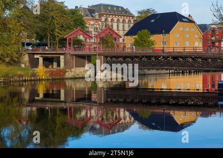 Gamle Bybro, Old Town Bridge Reflexionen mit umliegenden Gebäuden in Trondheim, Norwegen, Skandinavien, Europa im Herbst Oktober Stockfoto