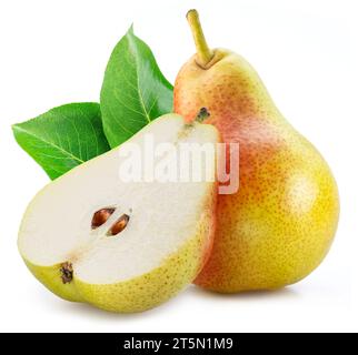 Birne und die Hälfte der Birne mit grünem Blatt isoliert auf weißem Hintergrund. Stockfoto