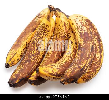 Ein Haufen überreifer Bananen mit schwarzen Flecken auf weißem Hintergrund. Datei enthält Beschneidungspfad. Stockfoto