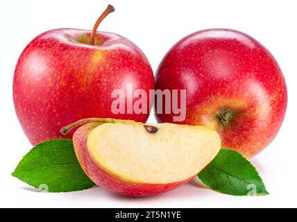 Reife rote Äpfel und Apfelscheiben isoliert auf weißem Hintergrund. Stockfoto