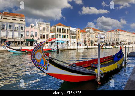 AVEIRO, PORTUGAL - 12. November 2021: Moliceiro oder traditionelles Boot im Zentrum von Aveiro, Region Centro, Portugal. Stockfoto