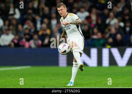 Madrid, Spanien. November 2023. Toni Kroos von Real Madrid CF spielte am 5. November 2023 im Santiago Bernabeu Stadion in Madrid, Spanien, während des La-Liga-Spiels zwischen Real Madrid und Rayo Vallecano. (Foto: Cesar Cebolla/PRESSINPHOTO) Credit: PRESSINPHOTO SPORTS AGENCY/Alamy Live News Stockfoto