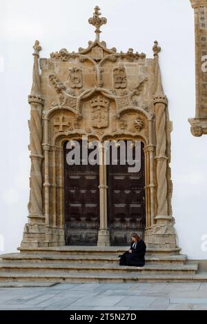 COIMBRA, PORTUGAL - 12. November 2021: Blick auf den Innenhof der ältesten Universität mit Studenten in schwarzer Uniform in der Stadt Coimbra im Zentrum von Po Stockfoto
