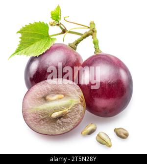 Rote Tafeltraubenbeeren und Traubensamen isoliert auf weißem Hintergrund. Datei enthält Beschneidungspfad. Stockfoto