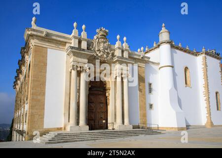 Fassade der Joanina-Bibliothek (Biblioteca Joanina), eine barocke Bibliothek in der Universität von Coimbra, Portugal. Stockfoto