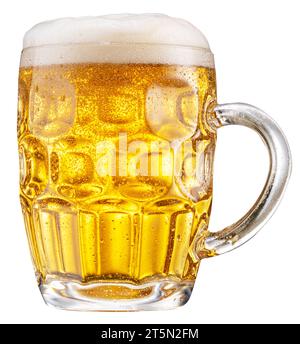 Becher mit gekühltem Bier mit großem Schaum isoliert auf weißem Hintergrund. Beschneidungspfad. Stockfoto