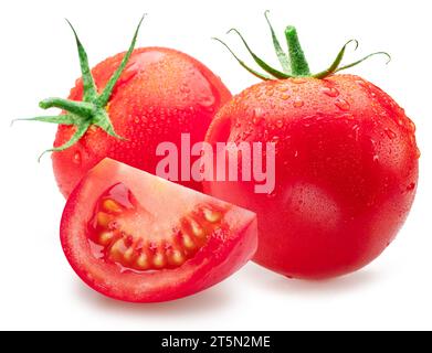 Frisch gewaschene rote Tomaten bedeckt mit Wassertropfen auf weißem Hintergrund. Stockfoto